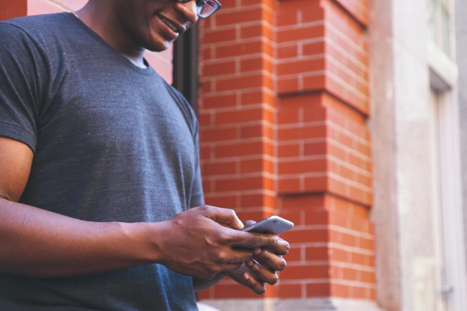 A client reading the signing request on his phone